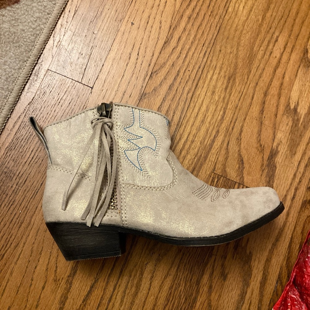 Big Buddha Light Gray Suede Western Ankle Booties with Fringe